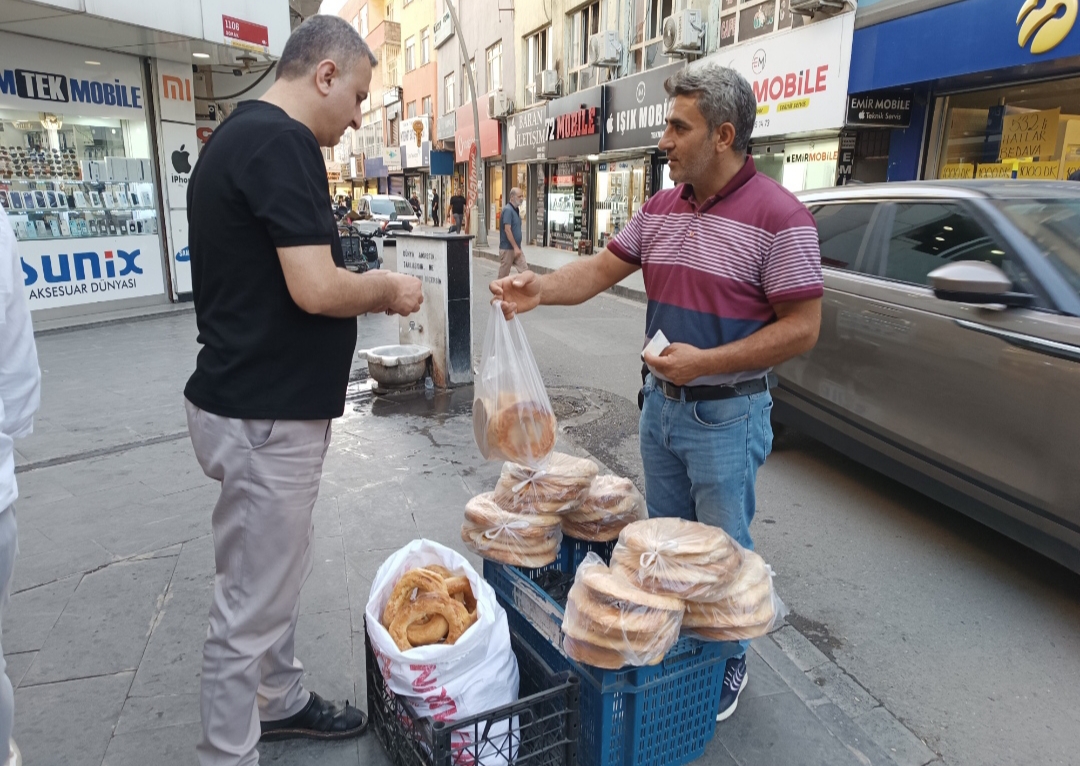 Üç yıldır tandır ekmeği satıyor