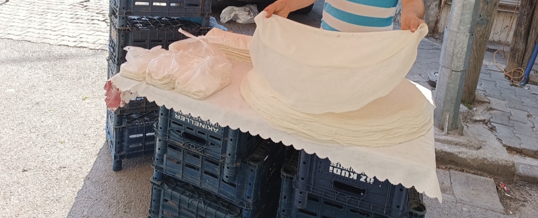 Ürettiği yufkaları pazarlarda satıyor