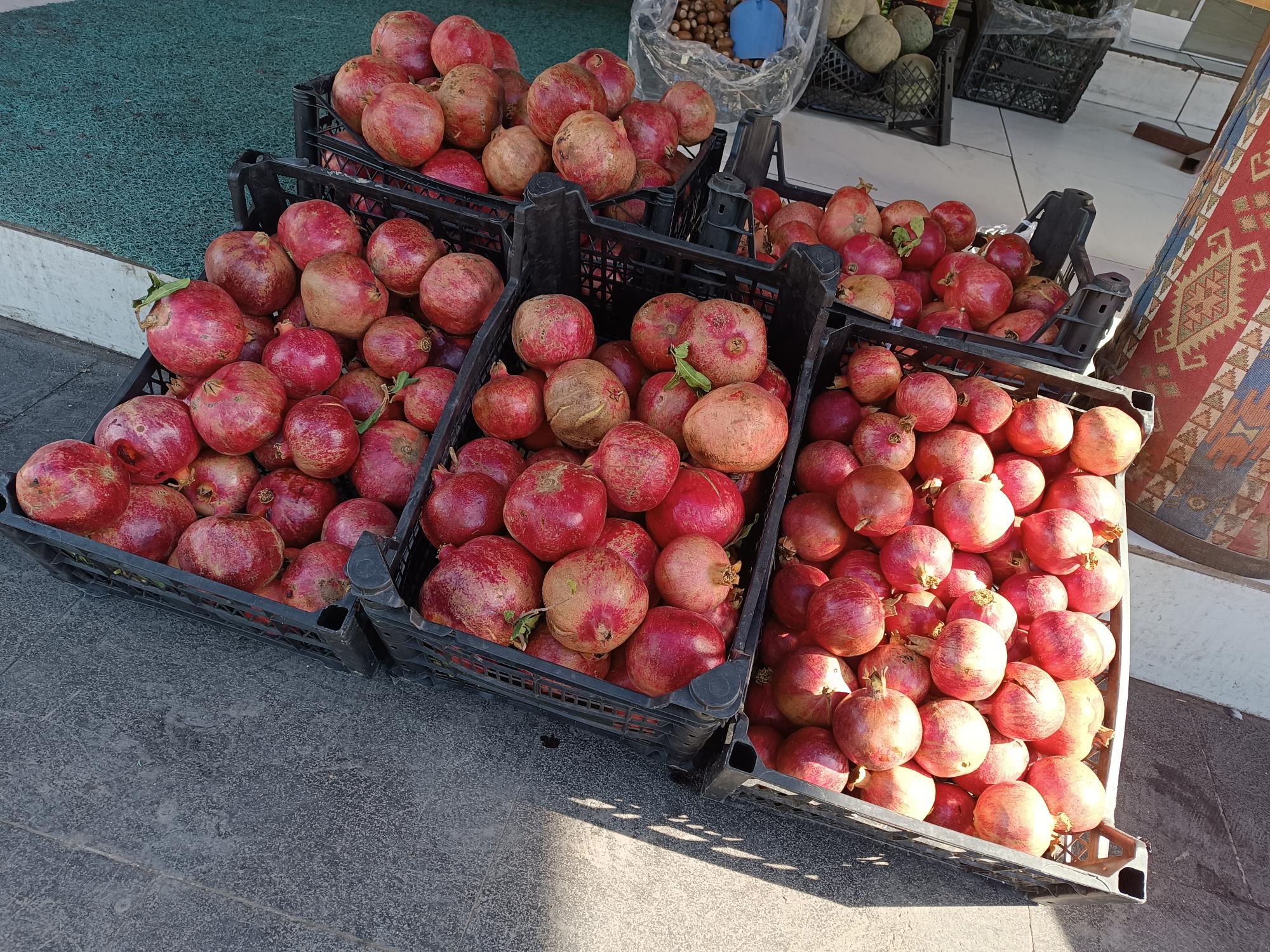 Yerli narlar kapış kapış