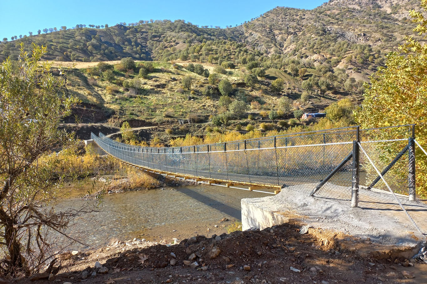 Yolüstü köyüne 60 metrelik asma köprü