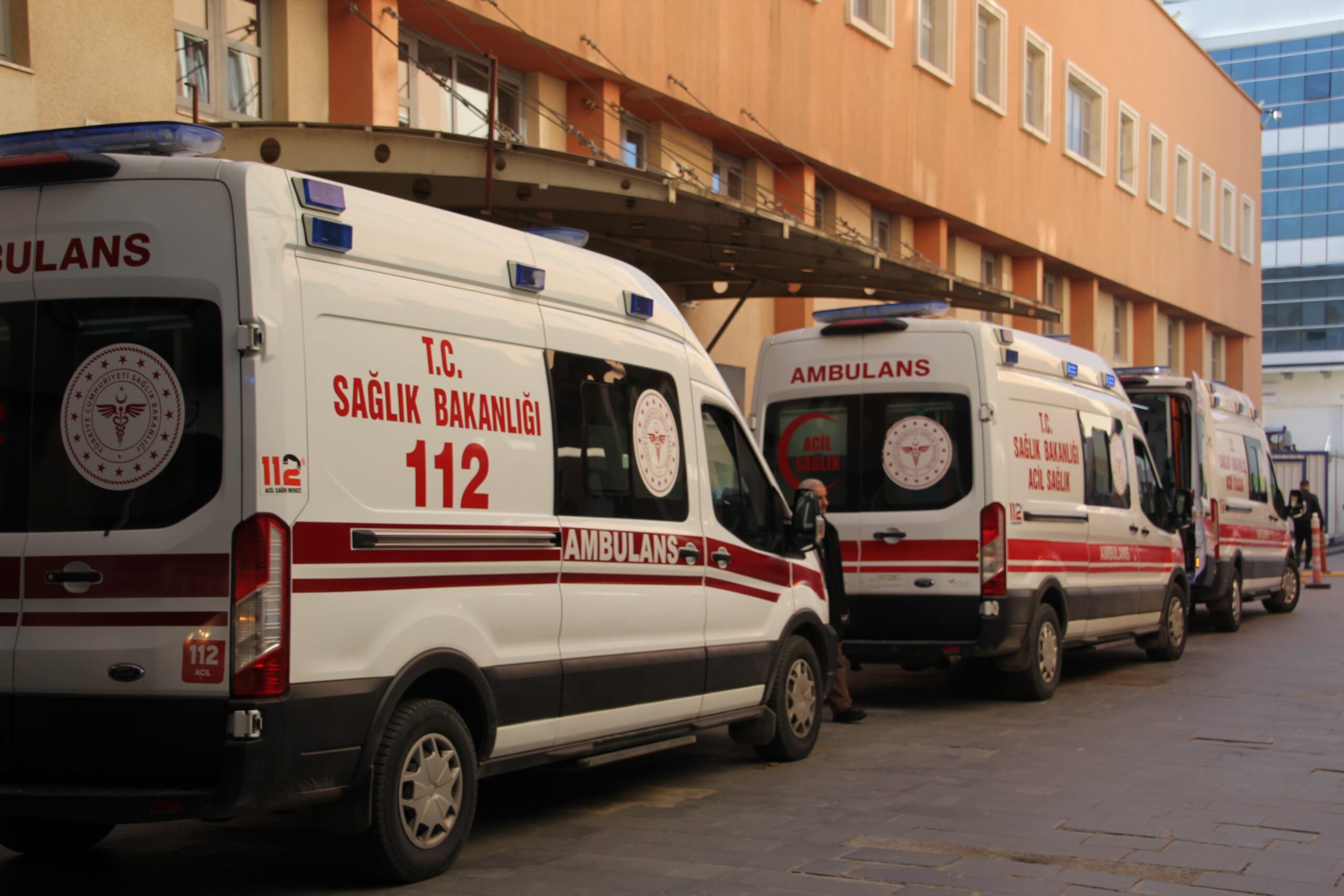 Yürüyen merdivene parmağını kaptırdı