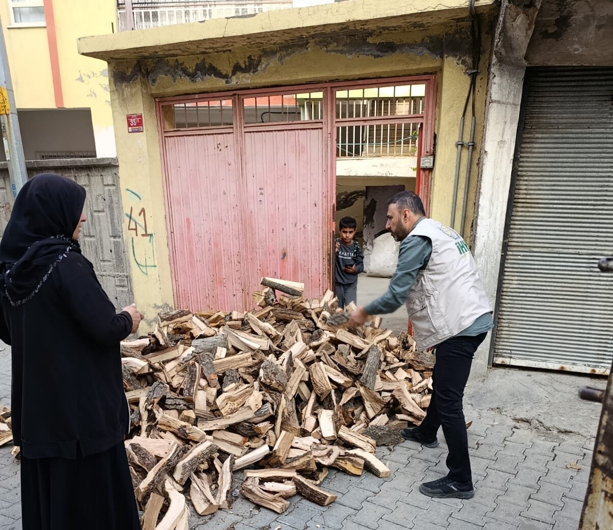 Yetim ailelere 20 ton odun desteği 