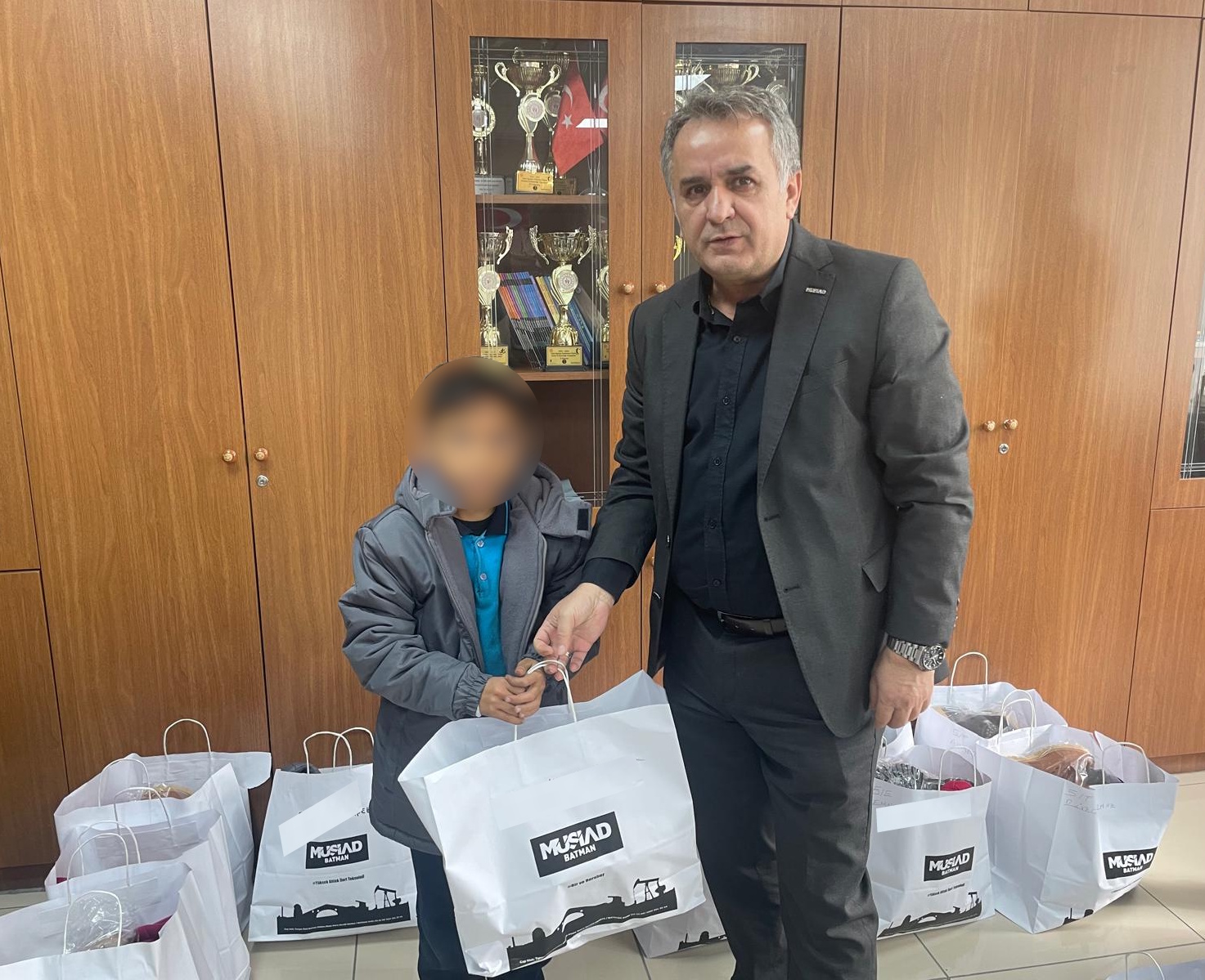 850 Öğrenciye mont ve bot yardımı