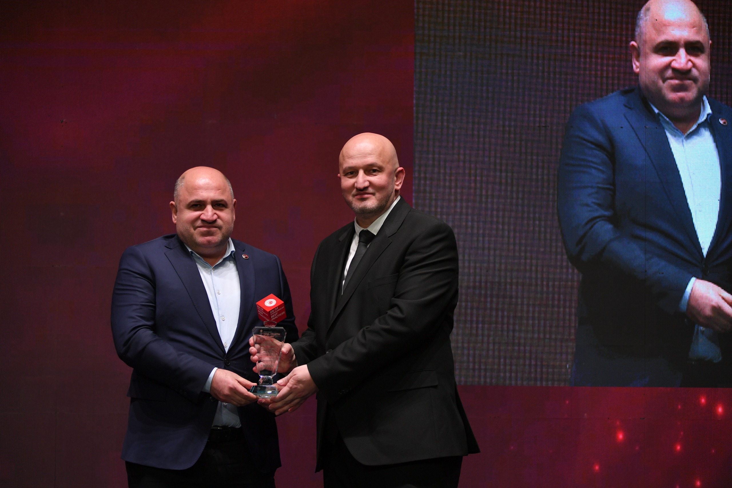 Akın’a yerel yönetim ödülü