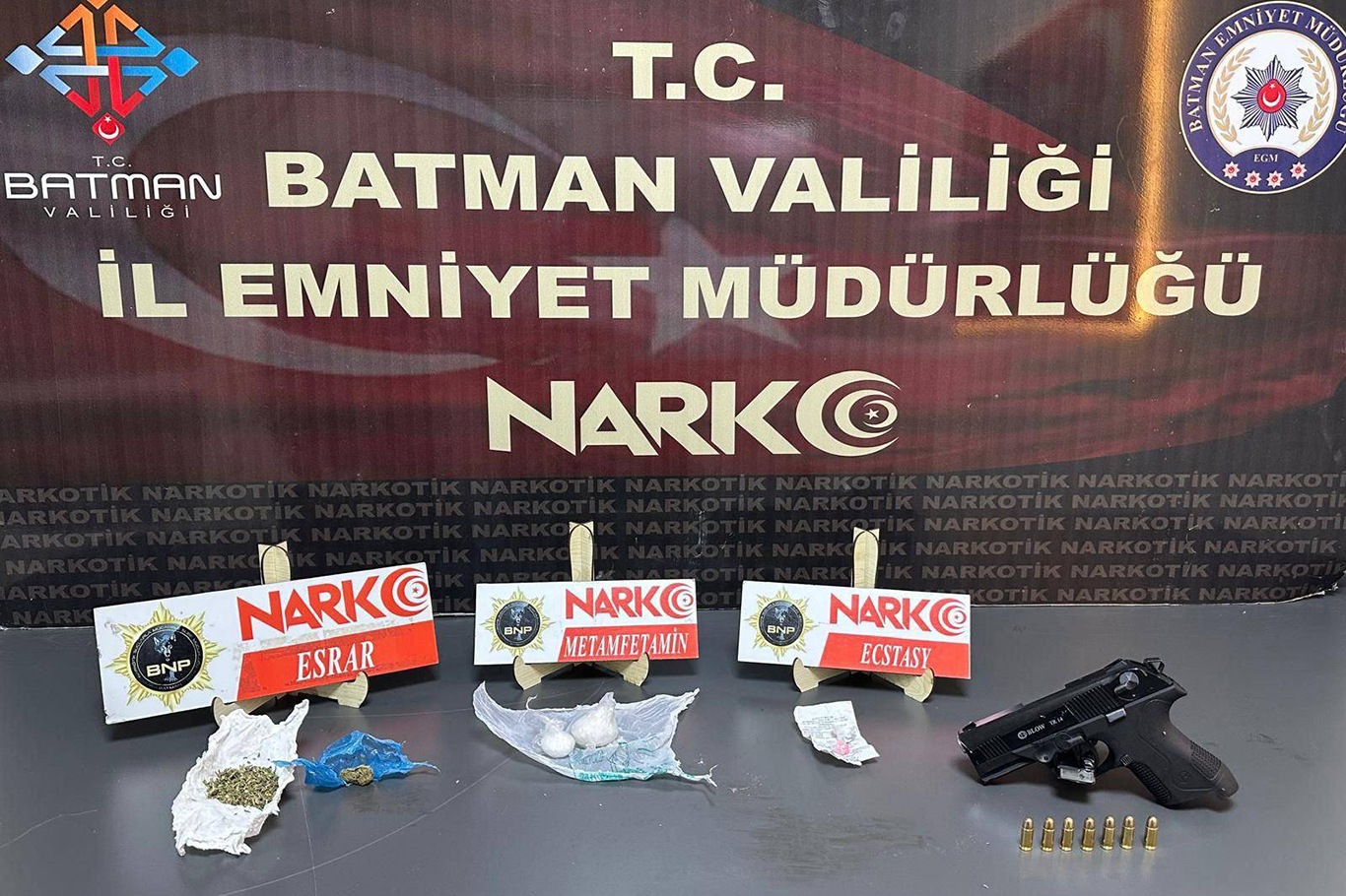Araçtan uyuşturucu ve silah çıktı