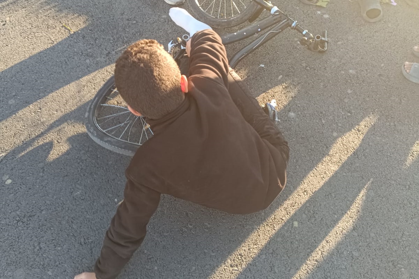 Bisikletli çocuğa araç çarptı