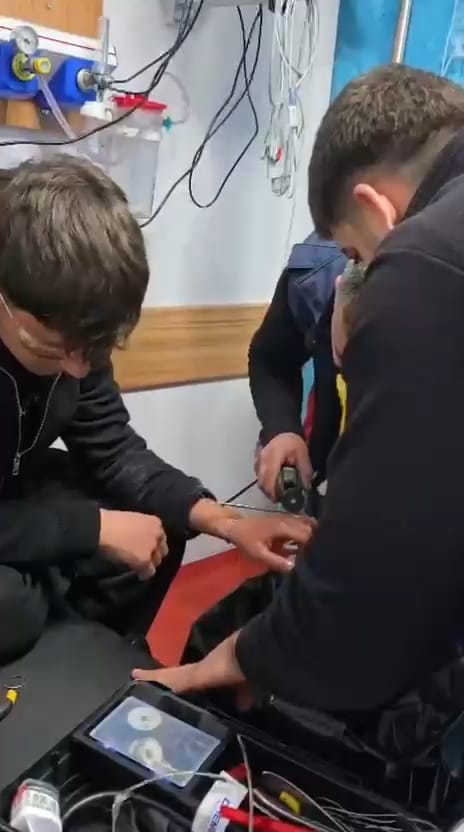 Çaresiz kalan gencin imdadına yetiştiler