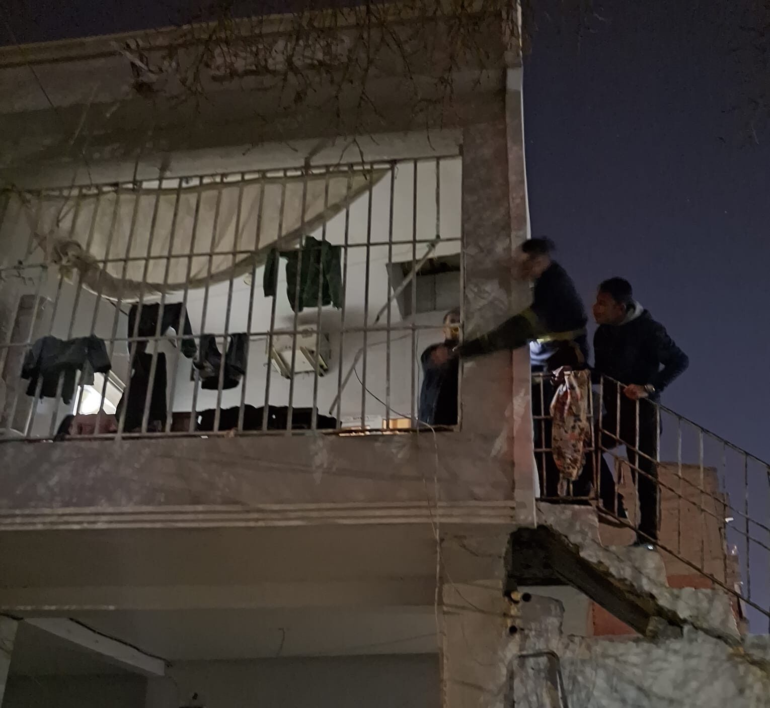 Evde mahsur kalan çocuklar kurtarıldı