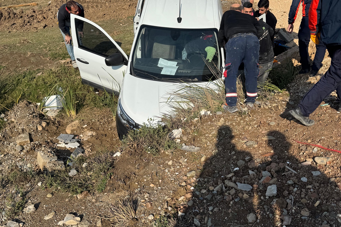 Hafif ticari araç kanala düştü