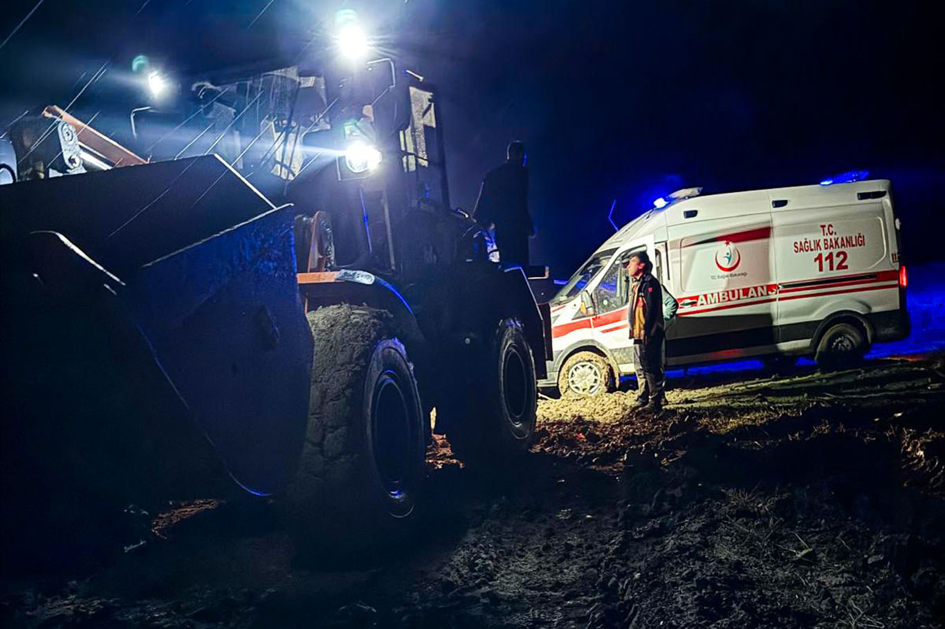 Hastaya giderken çamura saplandı