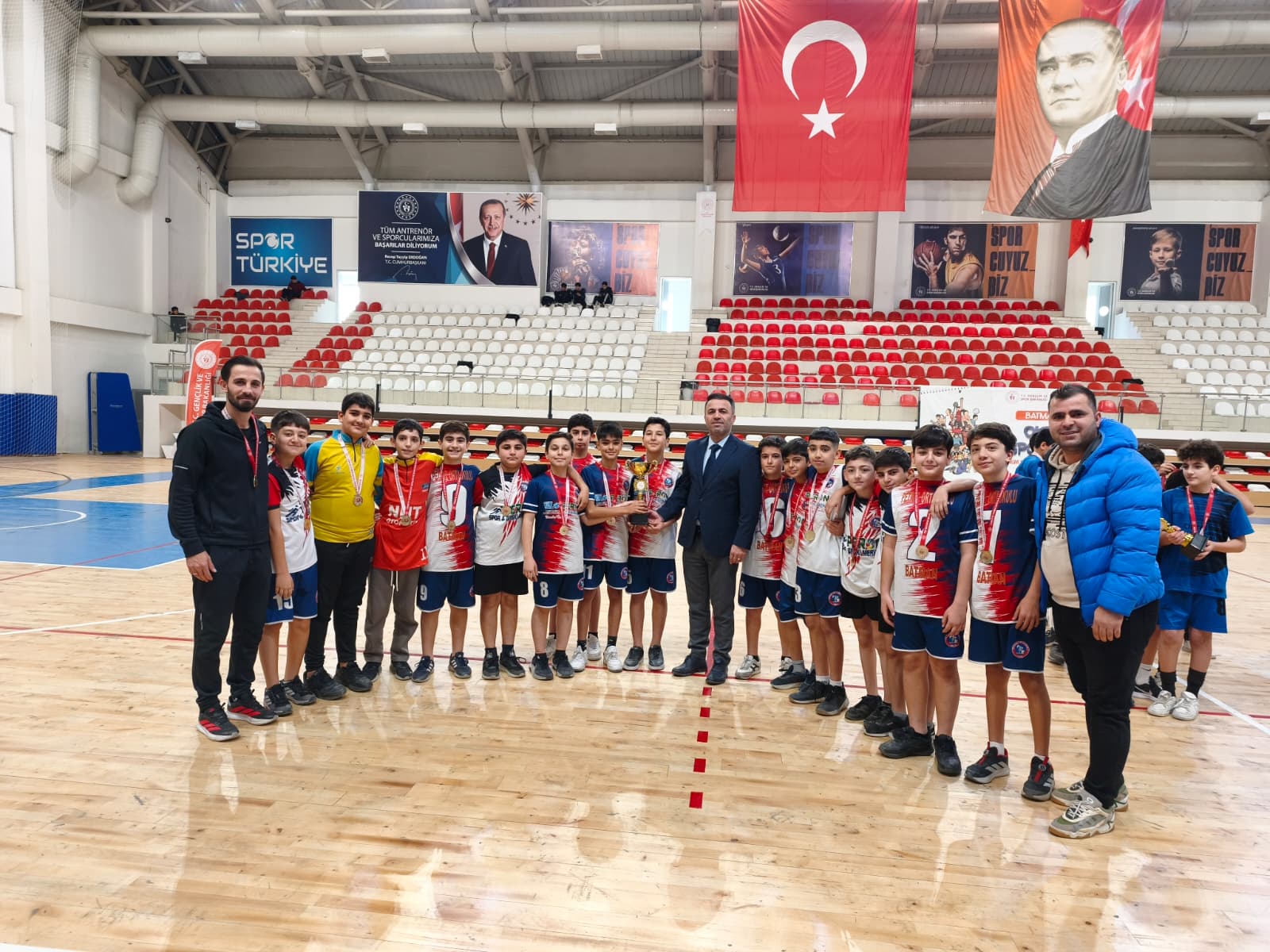 Hentbolde şampiyon Petrol Ortaokulu