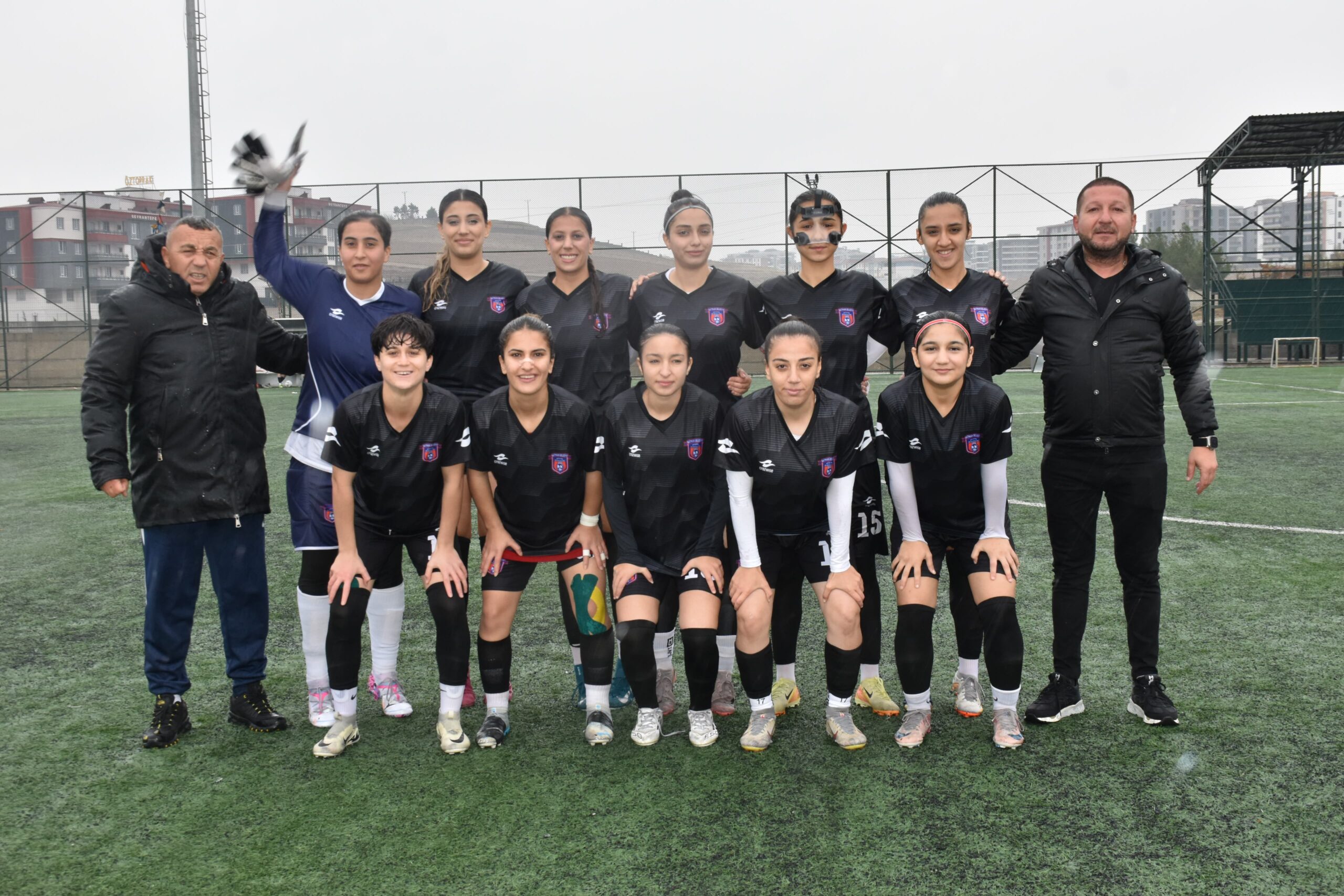 Kadın futbolcular dolu dizgin: 3-1