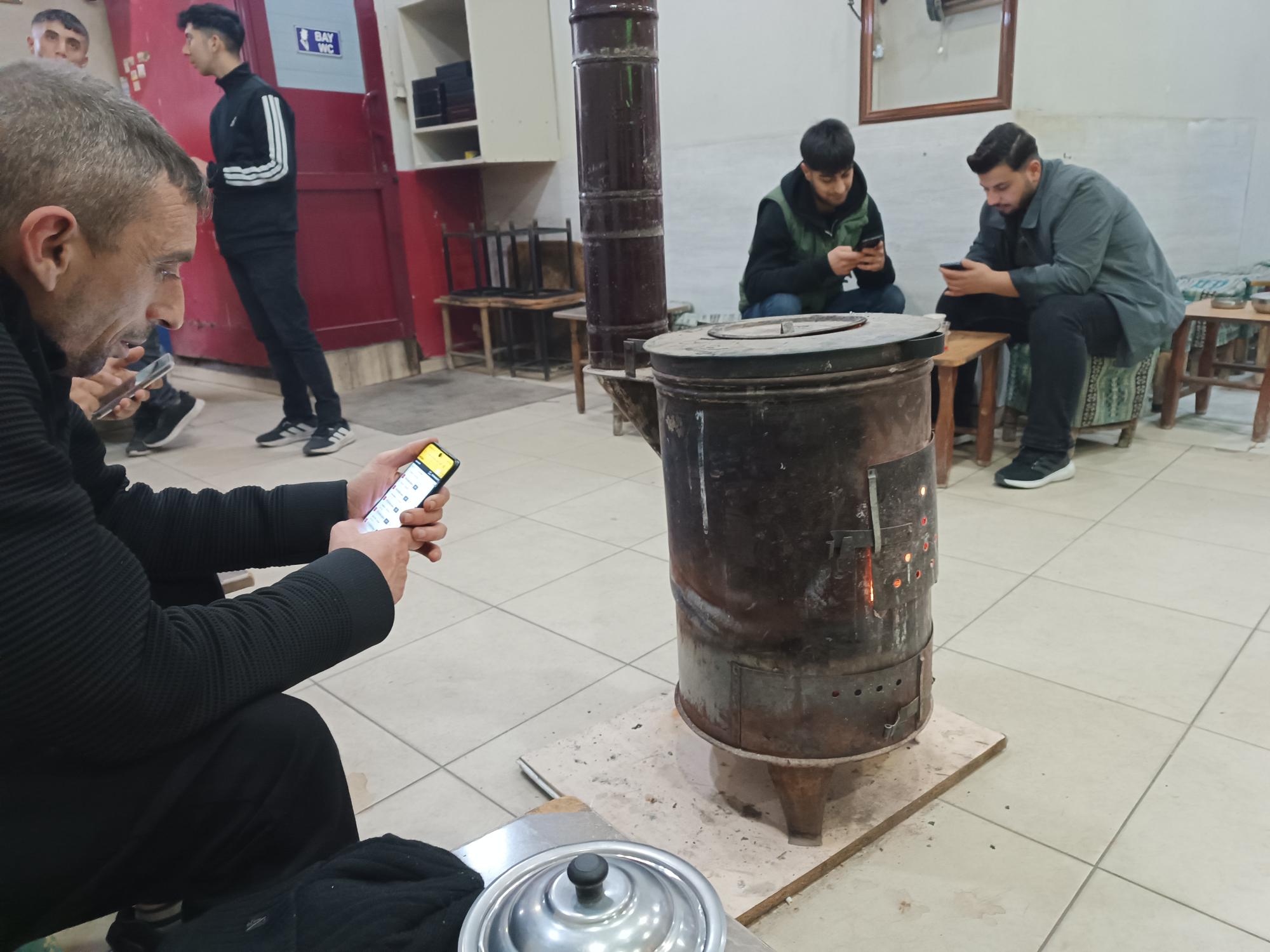 Kahvehanelerde sobalar tutuşturuldu