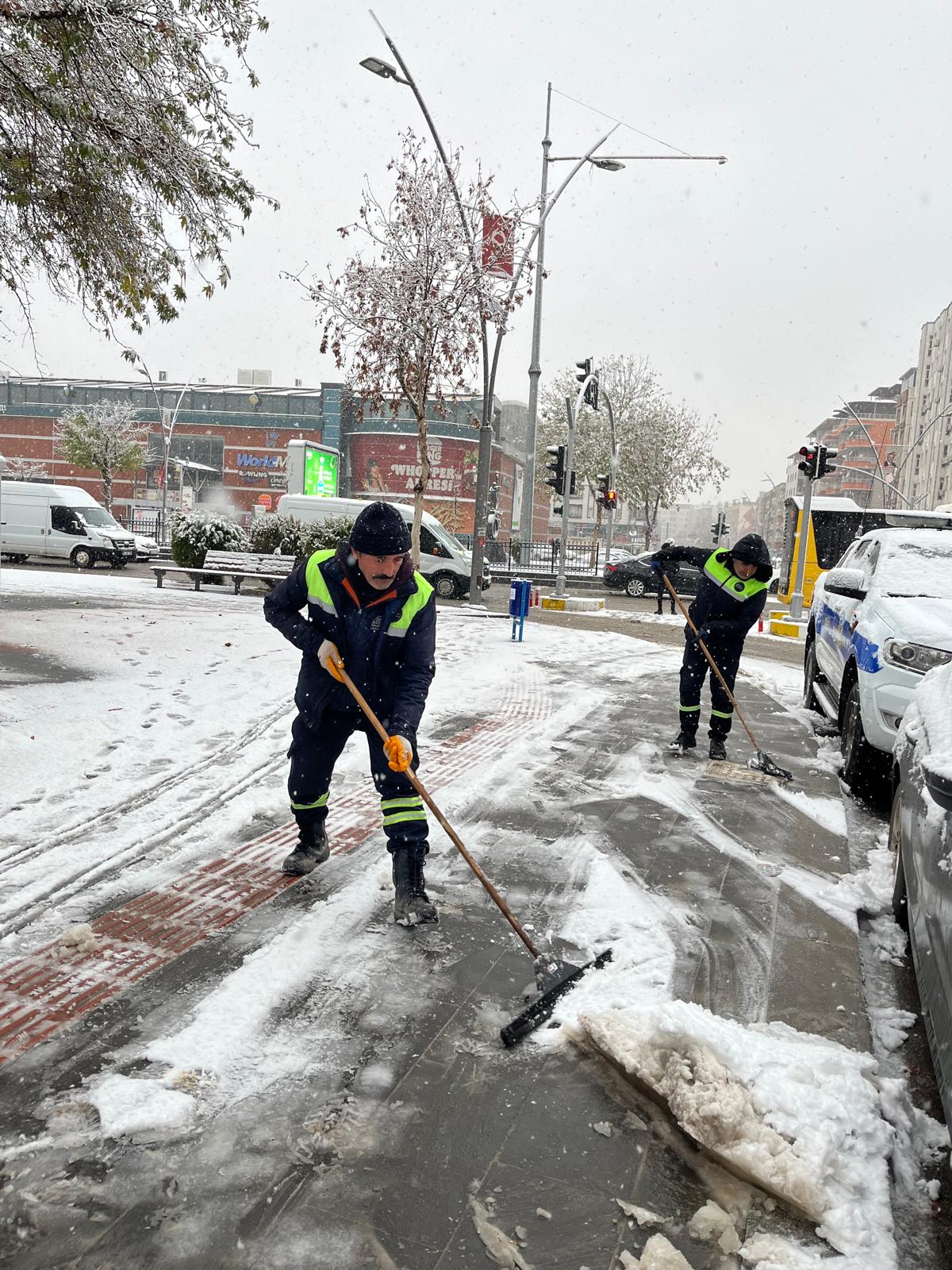 Kar yağdı, ekipler seferber oldu