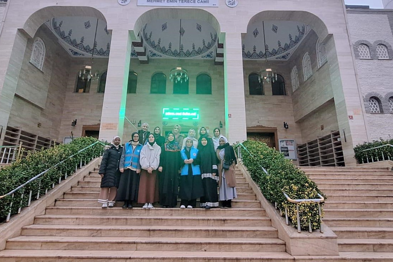 Kız öğrenciler sabah namazında buluştular