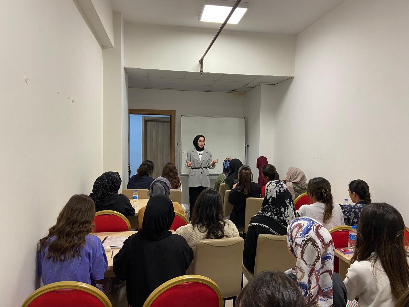 Kız yurdunda İngilizce kursuna ilgi