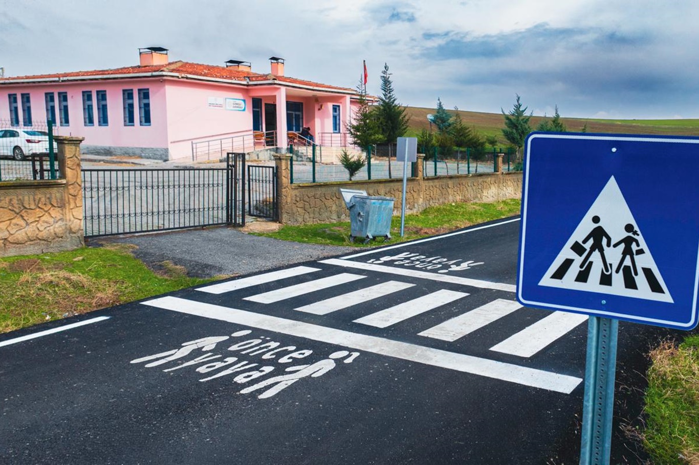 Köy yollarında çizgi çalışması