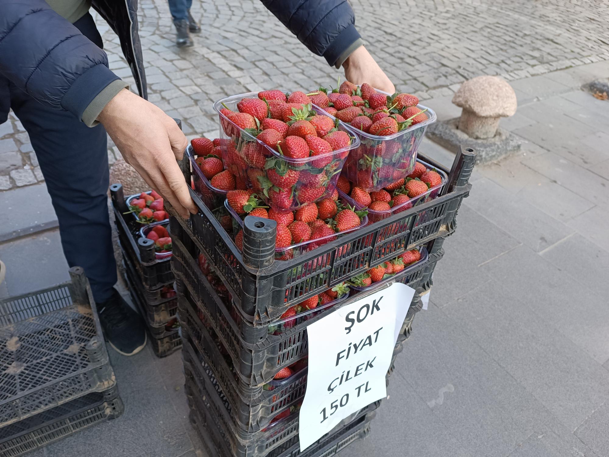 Mersin çileği 150 liradan satışta