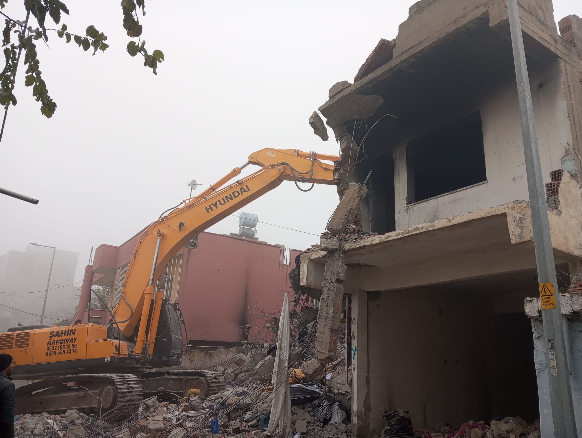 Metruk yapılar tek tek yıkılıyor