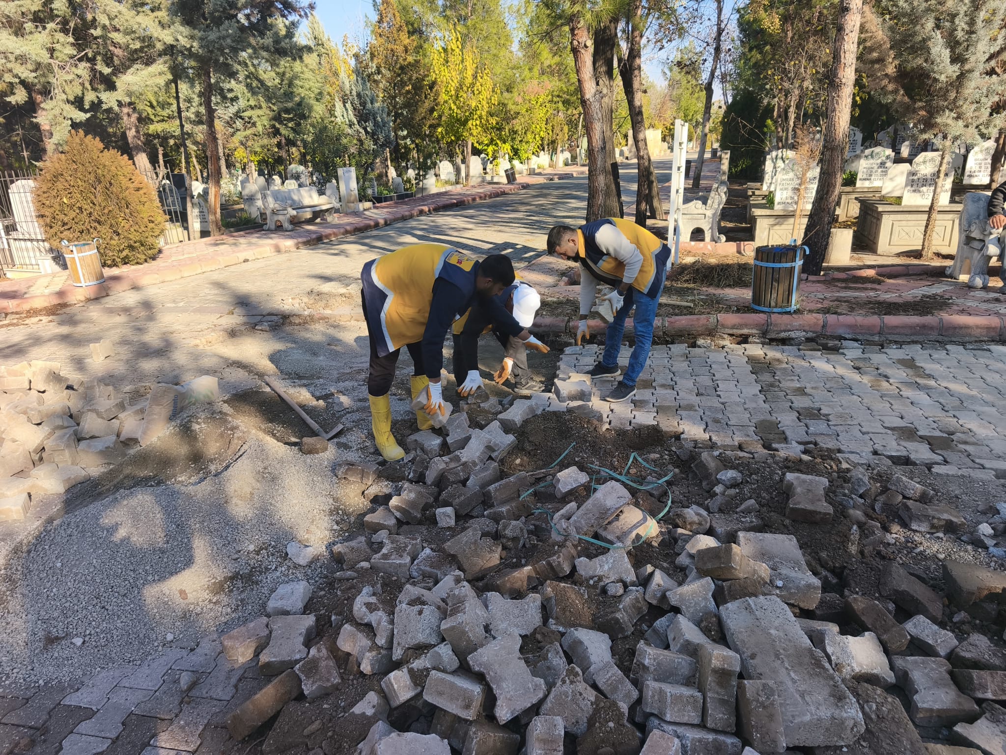 Mezarlıklarda bakım çalışmaları