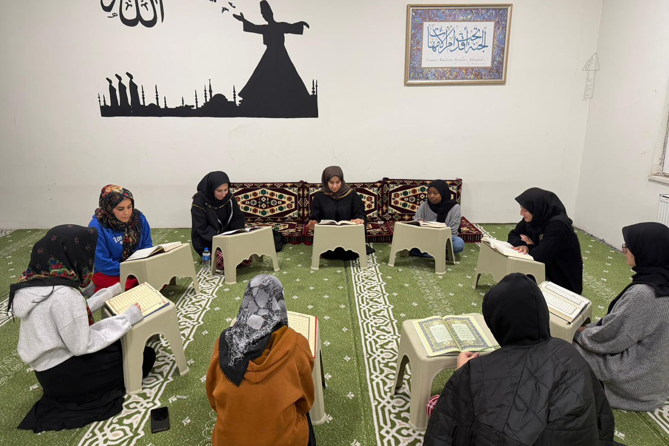 Öğrenciler Kur’an’ı Kerim öğreniyor