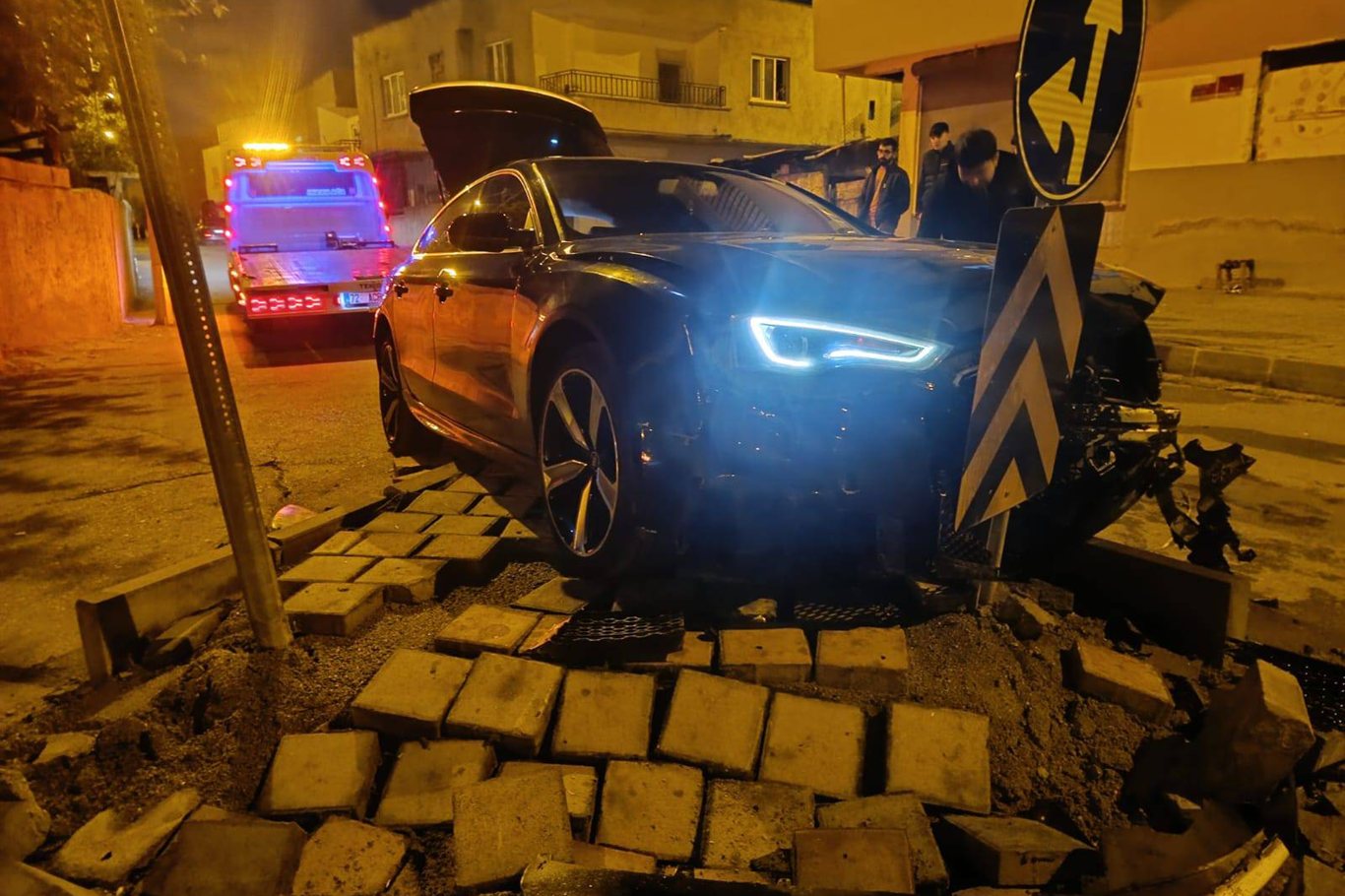 Otomobil refüje çarptı: 1 Yaralı