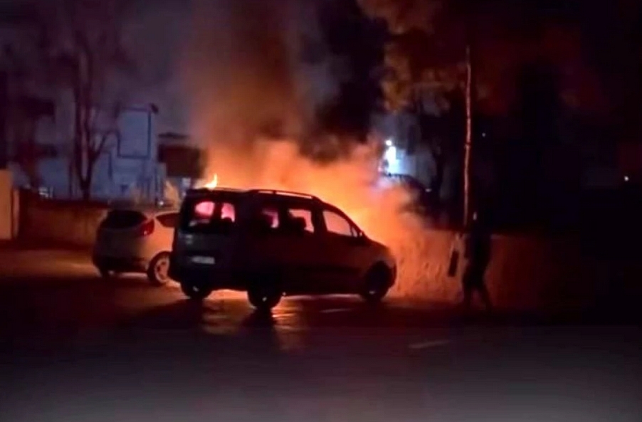 Park halindeki araç yandı