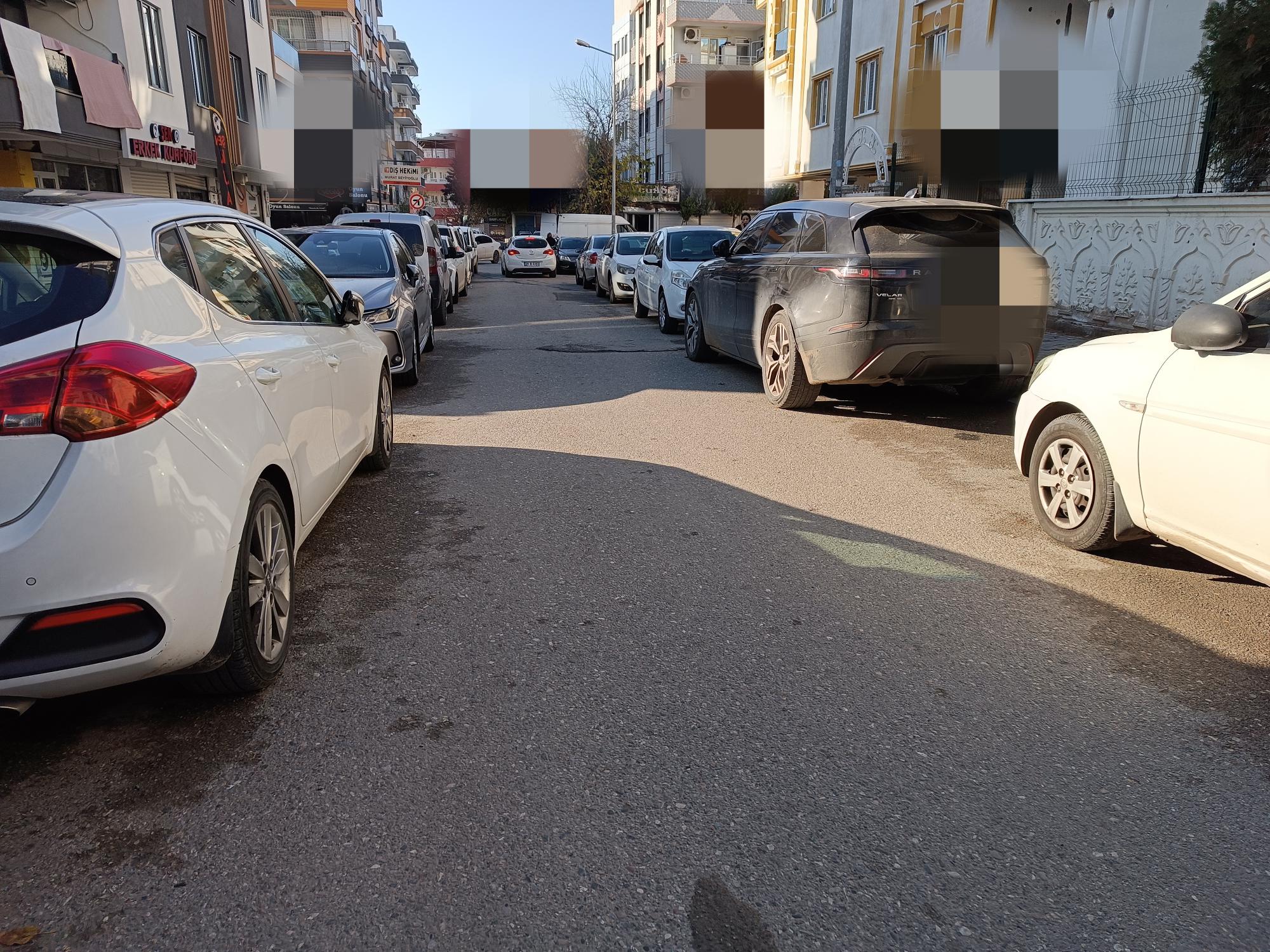 Sağlı sollu park trafiği kilitliyor