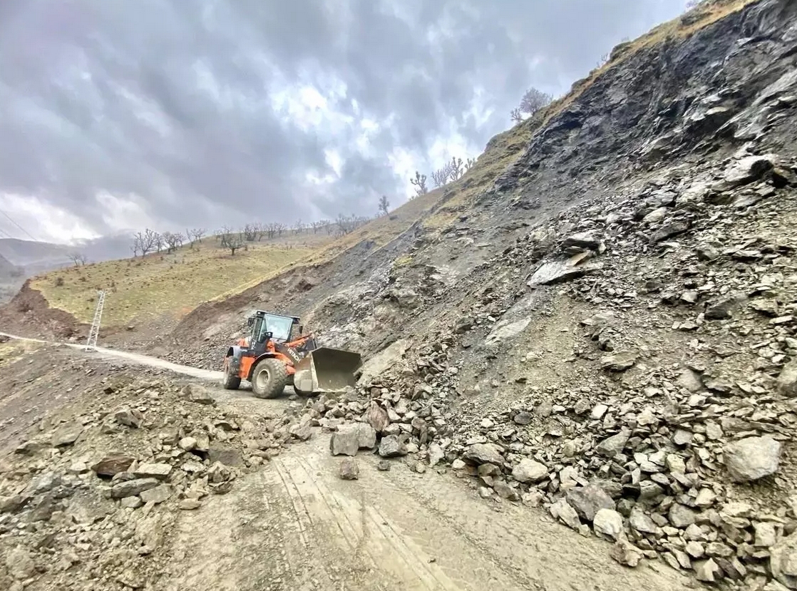 Sason’da köy yolları ulaşıma kapandı