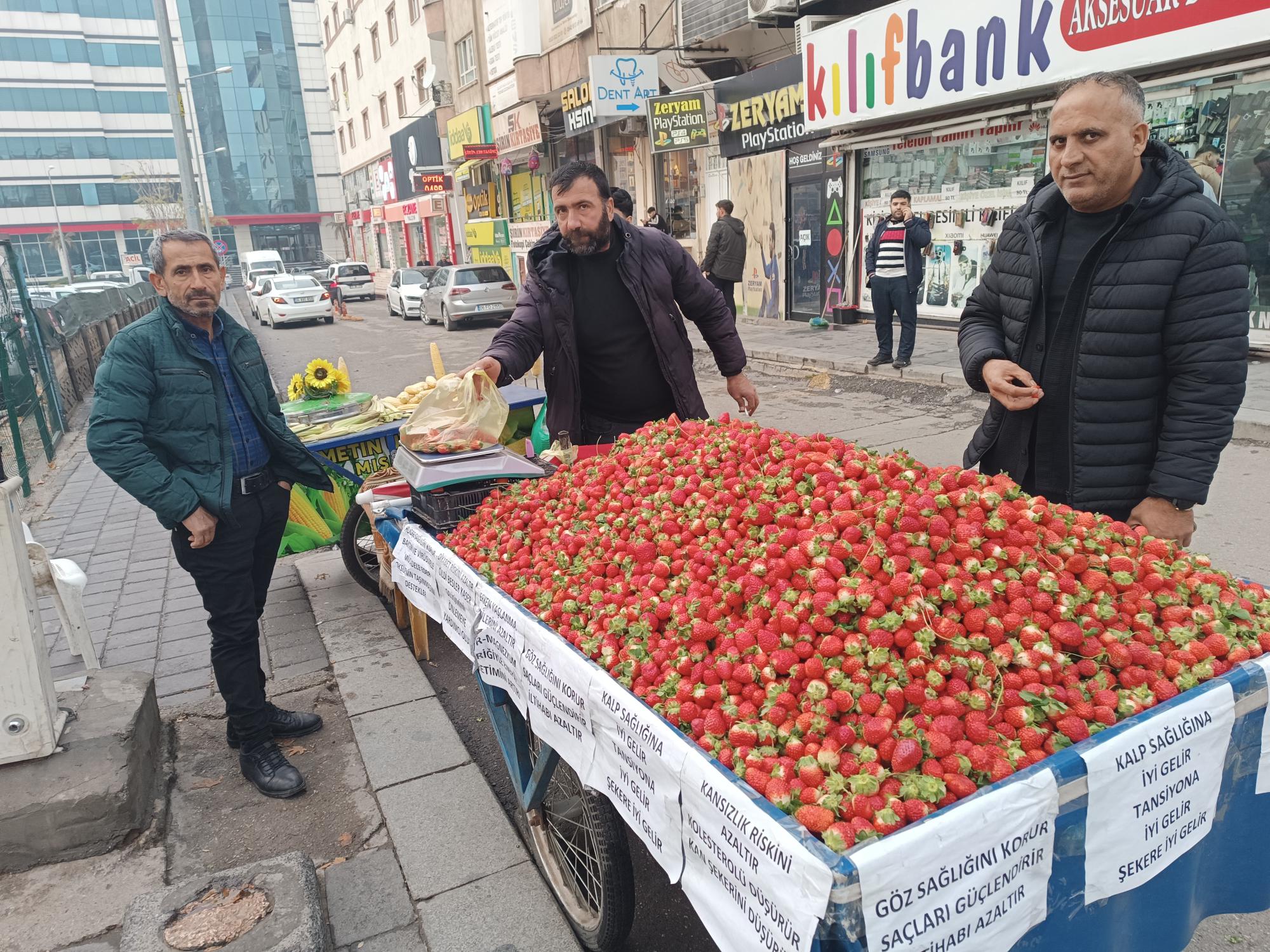 Seyyar tablada Mersin çileği