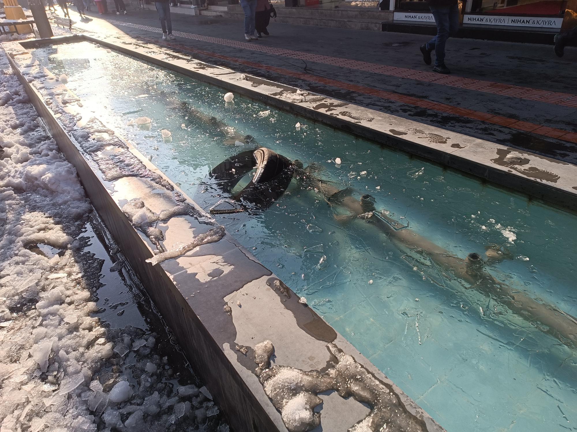 Süs havuzları dondu