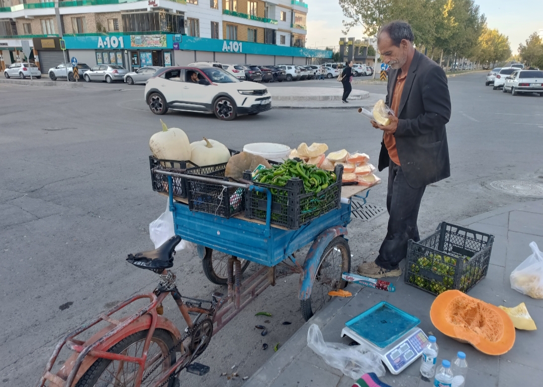 Üç tekerlekli arabasıyla geçimini sağlıyor