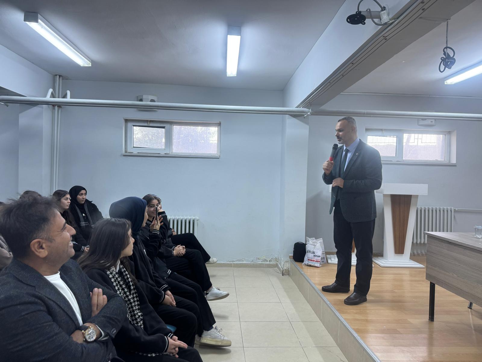 Yazar Özmen, öğrencilerle biraraya geldi