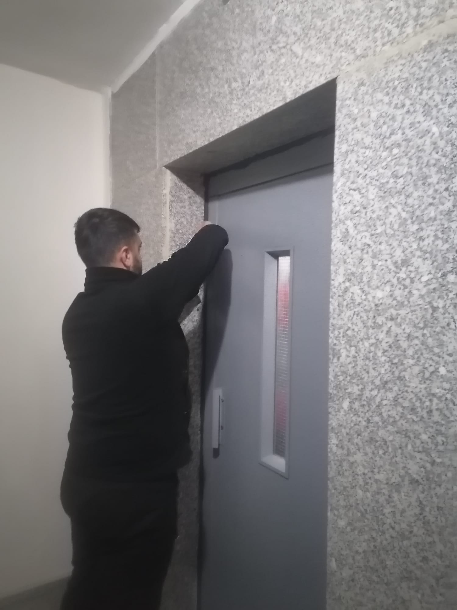 Asansörde mahsur kaldı