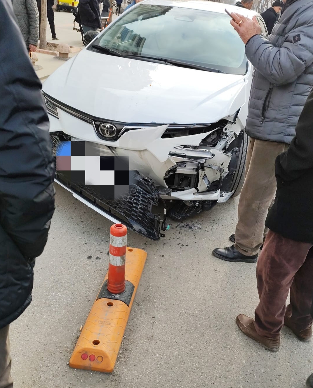 Belediye otobüsü ile otomobil çarpıştı