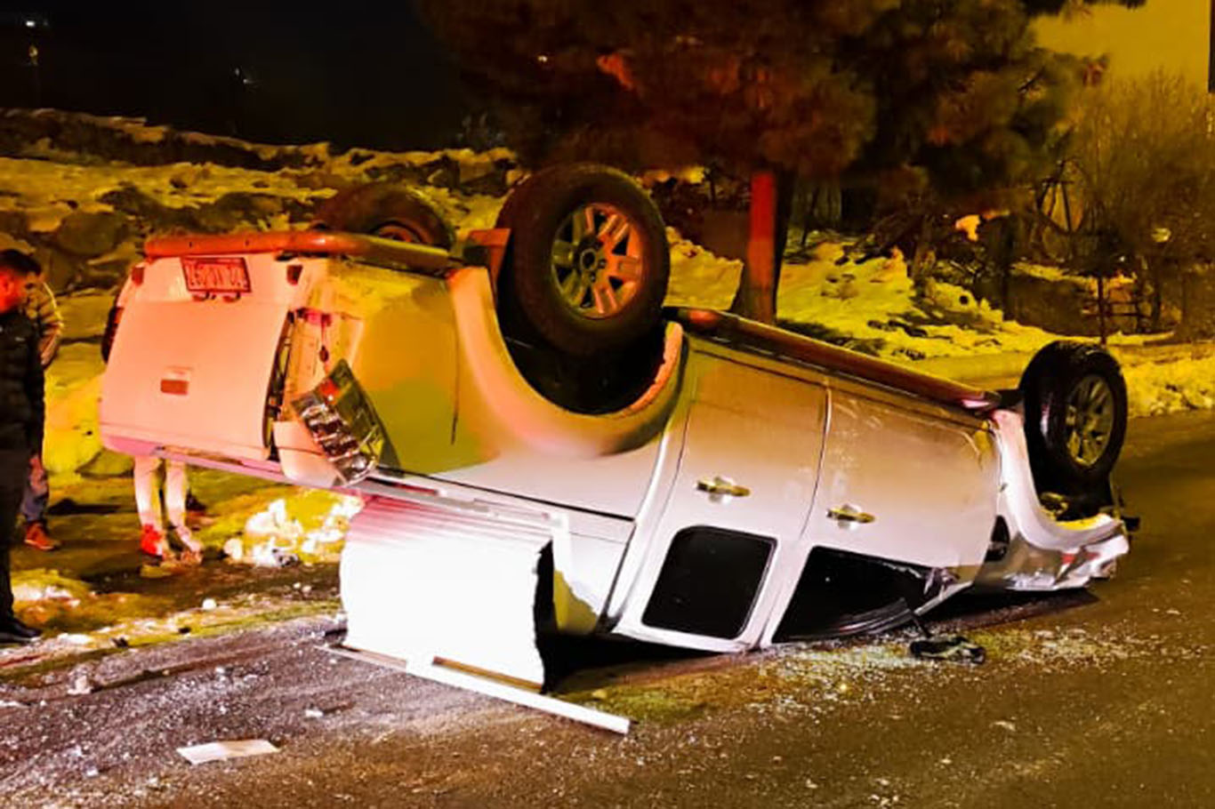 Buzlanan yolda takla attı