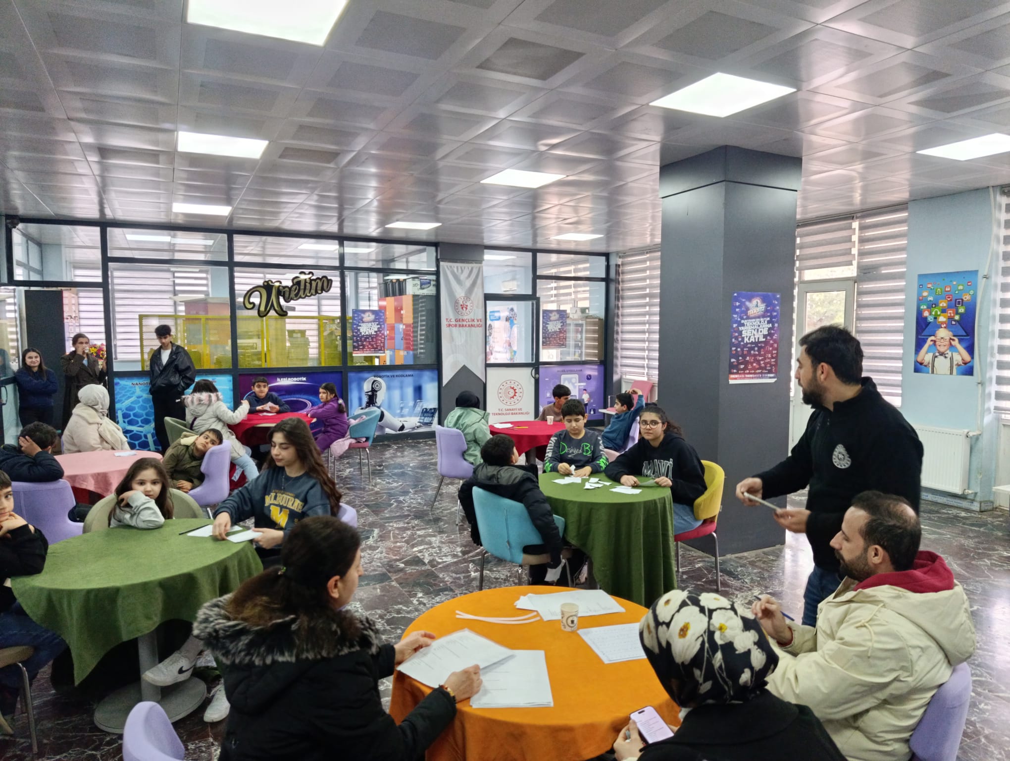 Gençler gönüllerince eğleniyor