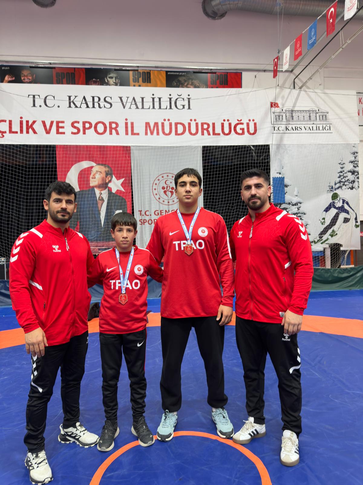 Güreşçiler Kars’tan madalyalarla döndüler