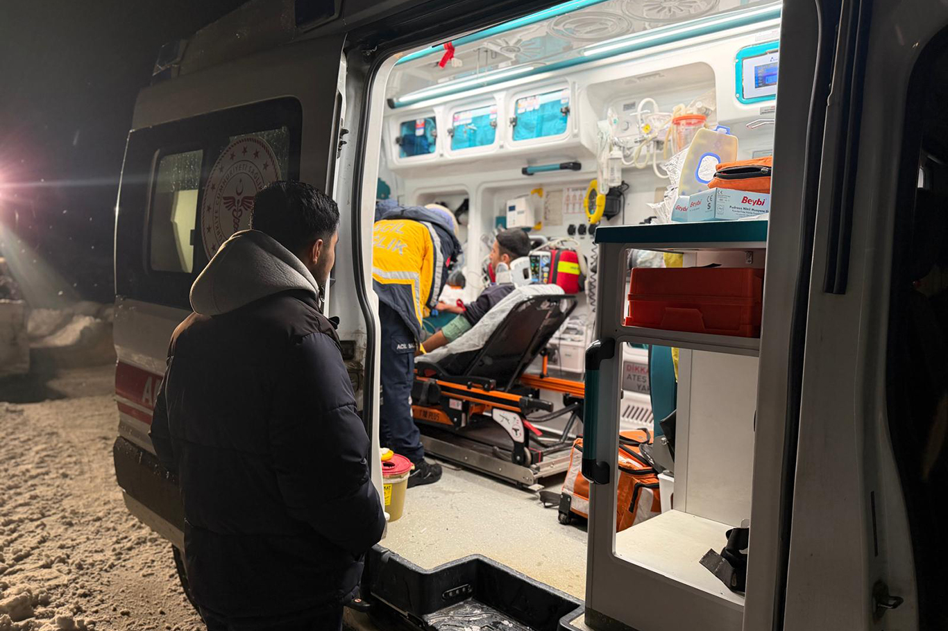 Kapanan köy yolunda zamanla yarış