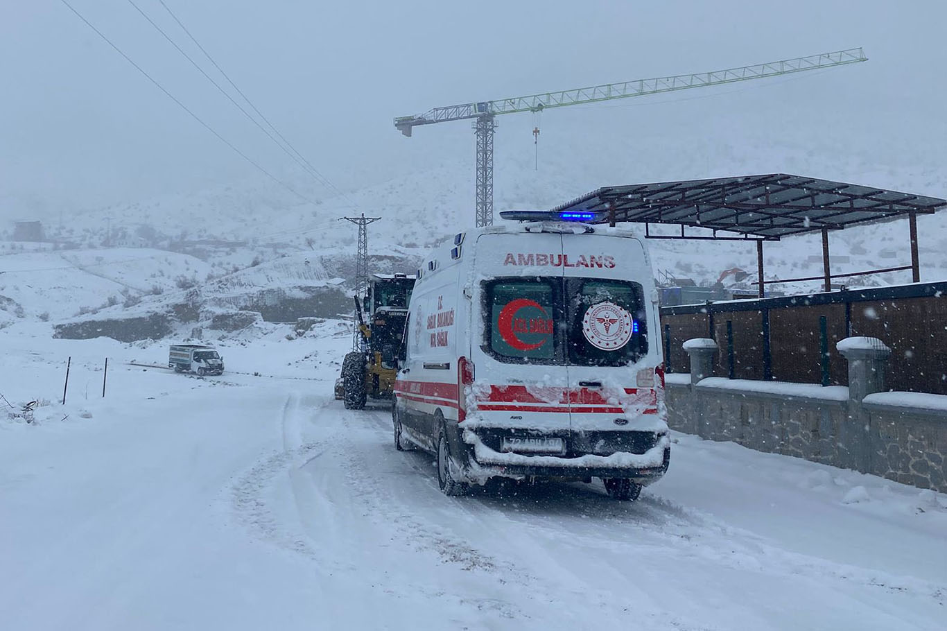 Kar engeli aşıldı, ekipler hayat kurtardı