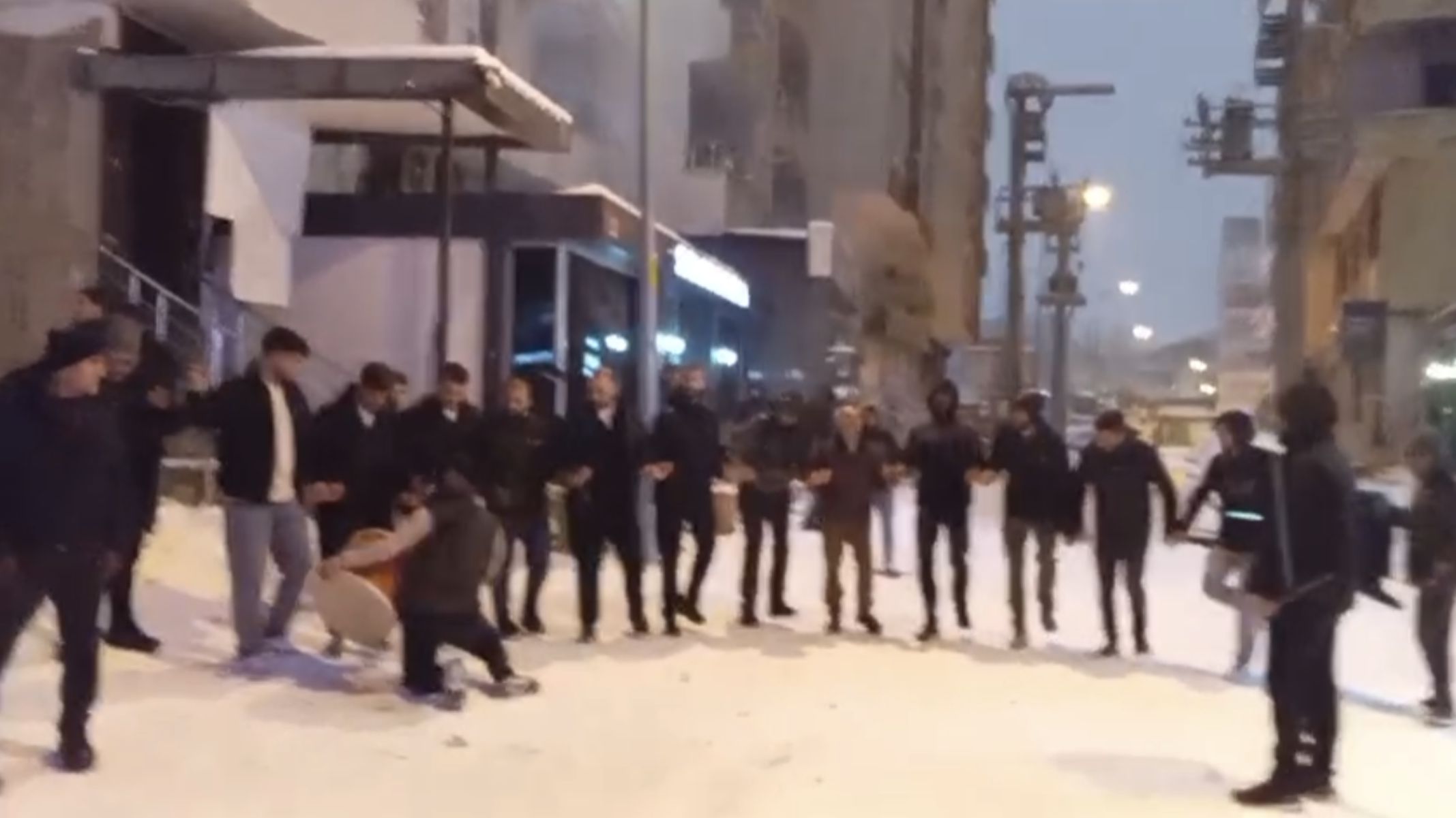 Kar yağdı, halaylar susmadı