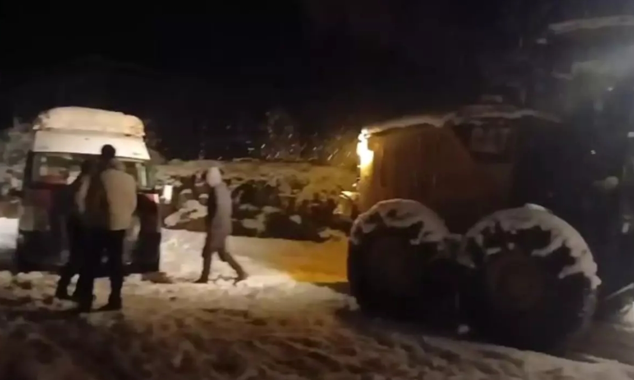 Köy yolunda mahsur kaldılar!