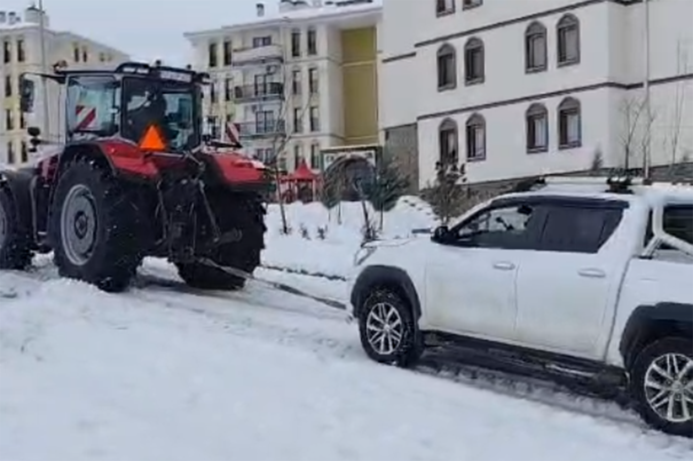 Mahsur kalan araçlara traktörlü kurtarma
