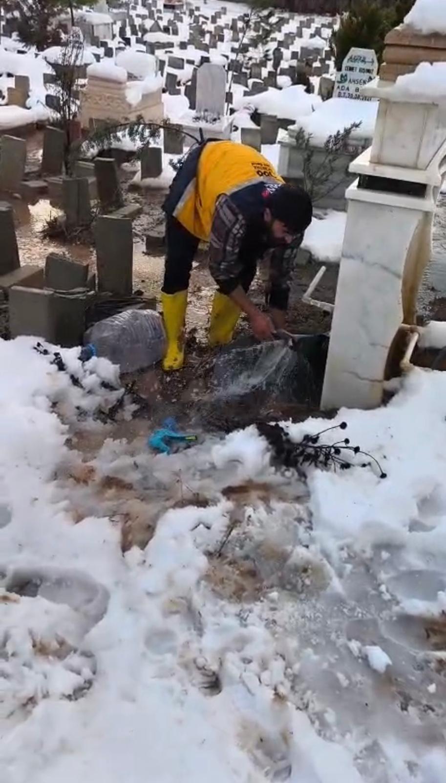 Mezarlıklarda 24 saat önlem