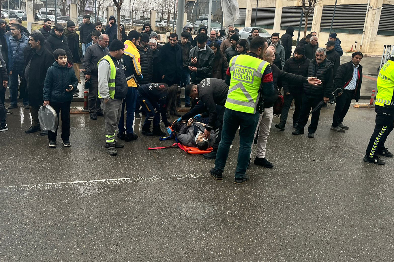 Motosikletin çarptığı yaya yaralandı