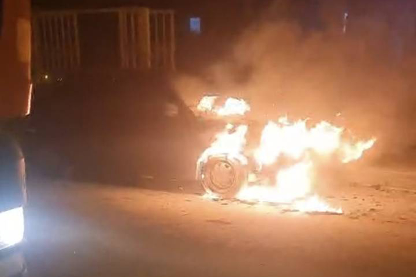 Otomobil alevlere teslim oldu