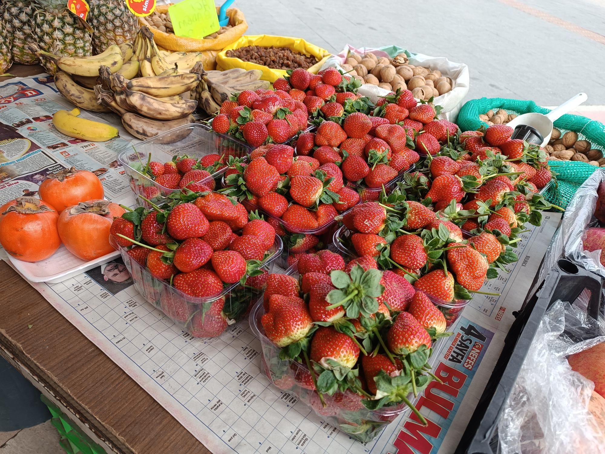 Silifke çileği kışa rağmen tezgahlarda