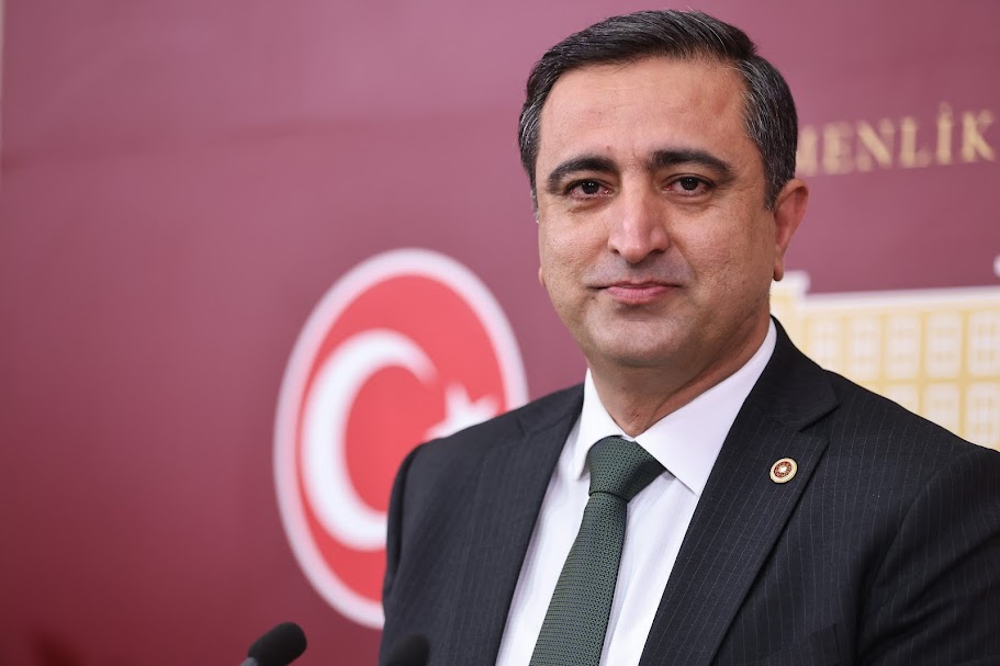 Suriye için maaşını bağışladı