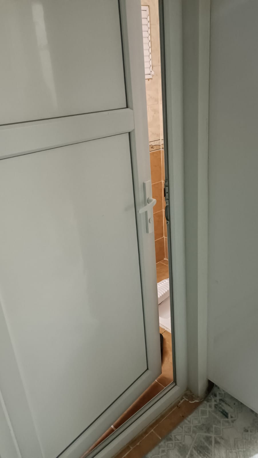 Tuvalette mahsur kaldı!