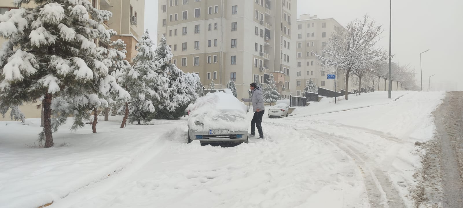 Yoğun kar yağışı ulaşımı felç etti